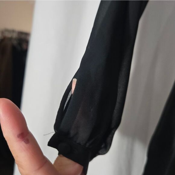 Express long sheer sleeve v-neck romper Black Sz 2 - Picture 6 of 14